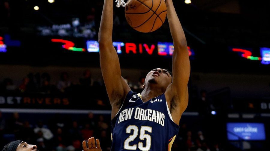 弗吉尼亚大学校友墨菲在鹈鹕队获胜后向受害者致敬