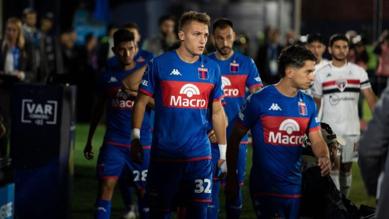 球迷在比赛前误砸其球队大巴