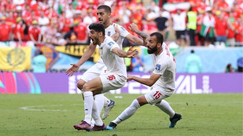 威尔士对伊朗的最终比分,2022年国际足联世界杯后期的戏剧性比赛，10人的威尔士队在B组的比赛中迟迟没有输球