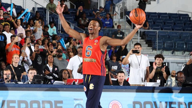 勒布朗-詹姆斯对布朗尼-詹姆斯在麦当劳全美果酱节上扣篮超过布莱斯-詹姆斯的反应