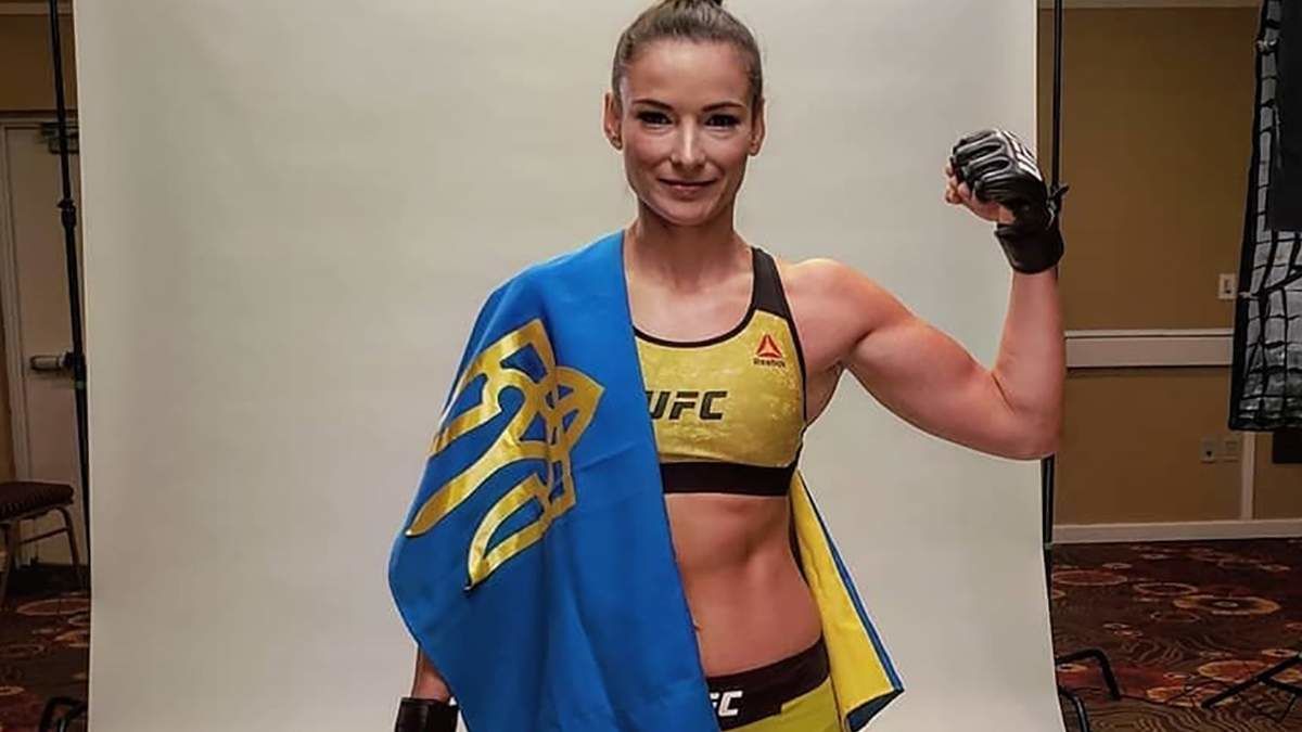 UFC选手莫罗兹展示她如何进行臀部按摩