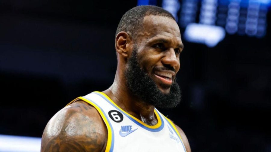 2022年国际足联世界杯：湖人队明星勒布朗-詹姆斯拿喀麦隆国家队的长相开玩笑