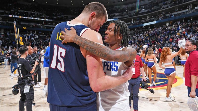 掘金队连续第七次战胜快船队，保罗-乔治的全场比赛扳平比分是在蜂鸣器之后