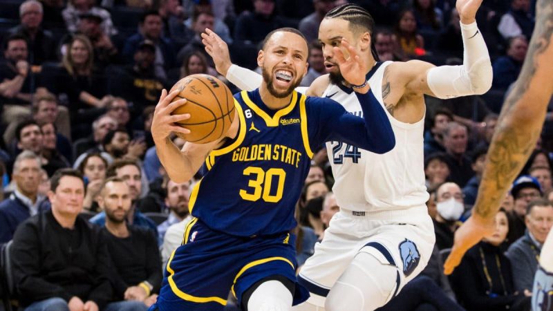 斯蒂芬-库里因对乔丹-普尔不满而将口罩扔上看台，被驱逐出场对阵灰熊队