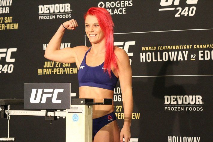 UFC选手罗伯逊发布一张穿着性感泳装的照片