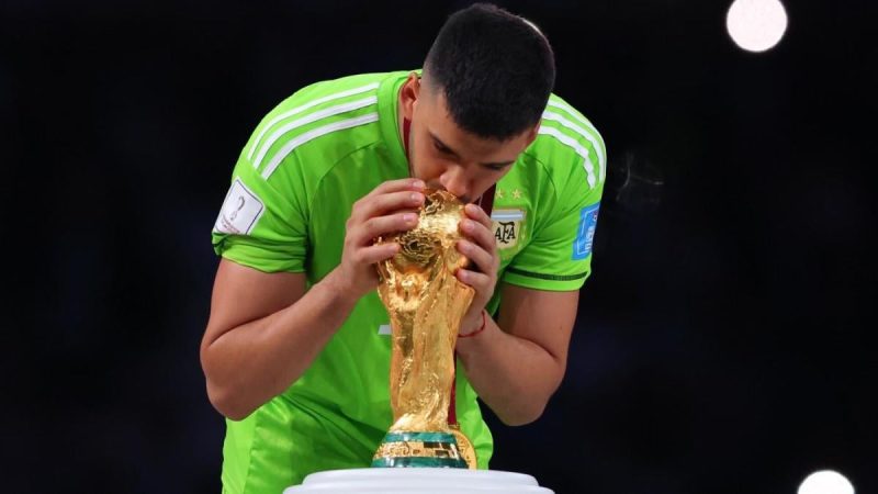 转会新闻，传闻,世界杯冠军将加盟阿贾克斯，巴迪亚斯勒加盟切尔西，曼联将签下布特兰德