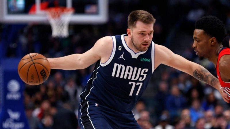 卢卡-东契奇伤情更新：小牛队球星在与鹈鹕队的比赛中吓得摔倒后退出，被判定为脚跟挫伤