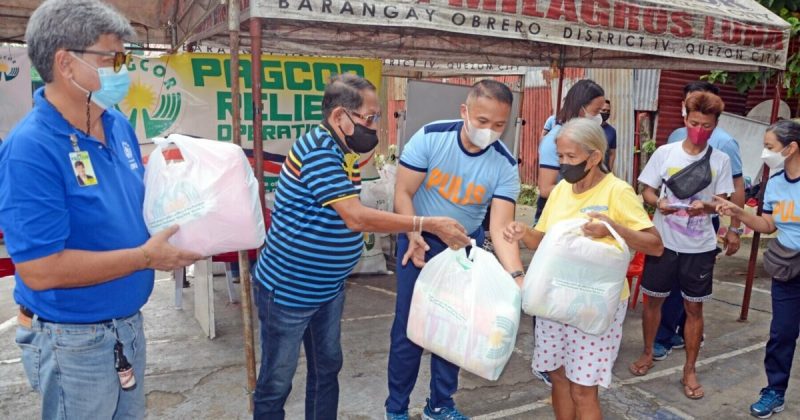 PAGCOR协助奎松市两场火灾的受害者