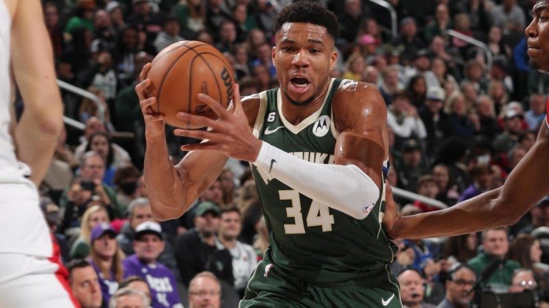 雄鹿队的Giannis Antetokounmpo在战胜奇才队的比赛中得到职业生涯最高的55分，继续保持得分的优势
