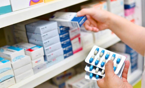 药店老板被 “友好的 “簿记员骗走了数百万美元