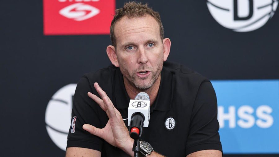 篮网队总经理肖恩-马克斯还没有和凯里-欧文谈过，没有谈到伊梅-乌多卡的教练职位候选人