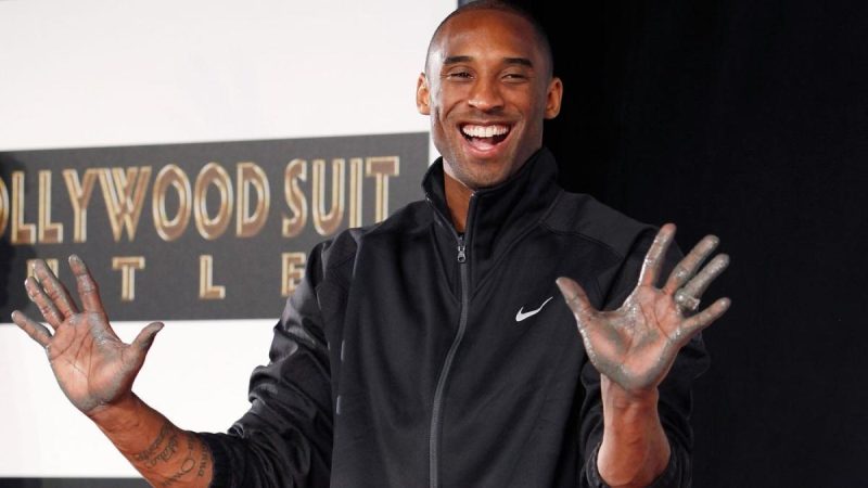 科比-布莱恩特的手印和脚印将在TCL中国剧院外永久展出