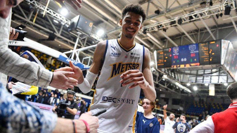 2023年NBA模拟盘口选择,维克托-温班亚马在交易截止日期后的第一个预测中被马刺队选中