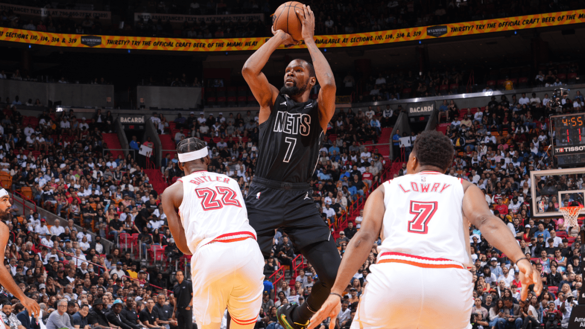 凯文-杜兰特伤情更新：篮网队球星在对阵热火队的比赛中提前退场，周一将接受膝盖核磁共振检查