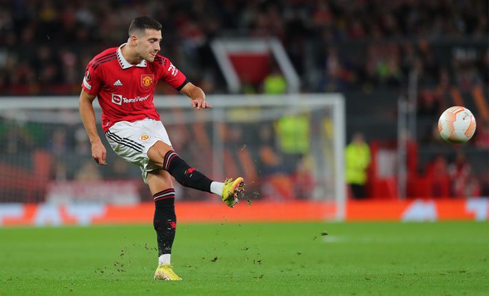 曼联和曼城准备在老特拉福德进行激烈的曼彻斯特德比战