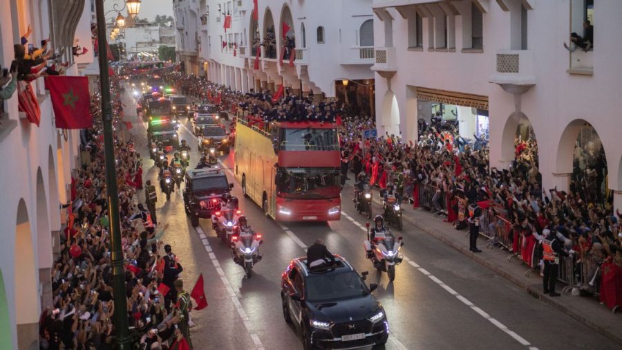 摩洛哥世界杯队返回时受到英雄的欢迎