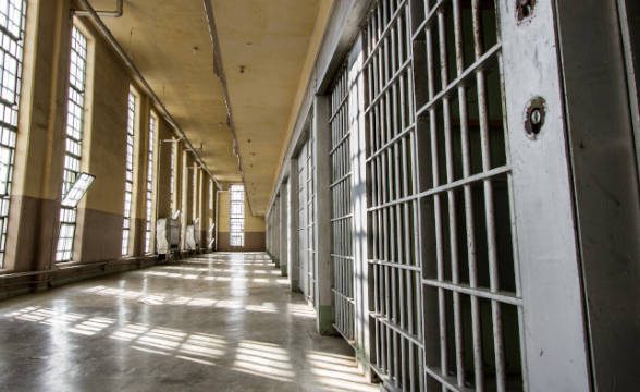 沉迷于博彩的五个孩子的母亲因11.1万英镑的盗窃罪而被监禁