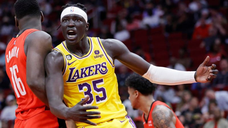 NBA西部季后赛图片,勇士队和湖人队紧紧咬住季后赛线的两端