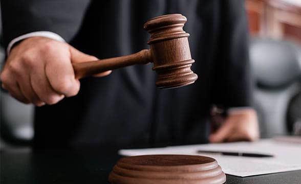 通过虚假陈述盗窃2万英镑被判处社区工作