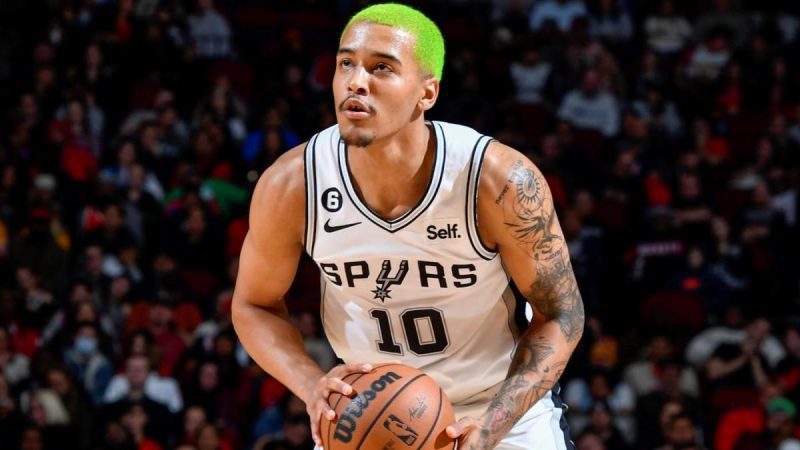 看,圣安东尼奥马刺队新秀杰里米-索坎尝试单手罚球，就像丹尼斯-罗德曼那样