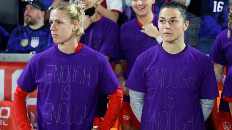 美国国家队对加拿大,亚历克斯-摩根、克里斯汀-辛克莱尔和球员们一起为客队的同工同酬斗争抗议