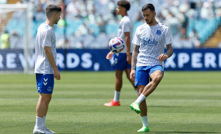 曼城战胜埃弗顿，继续追赶阿森纳