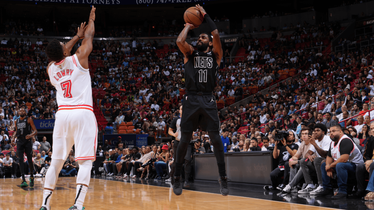 凯里-欧文赢得了为篮网队扮演英雄的权利，即使是以一个不明智的30英尺球的形式