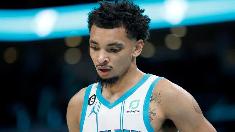 黄蜂队的詹姆斯-布克奈特在夏洛特被指控酒后驾车,据警方称，他被发现在车内昏迷，手里拿着枪