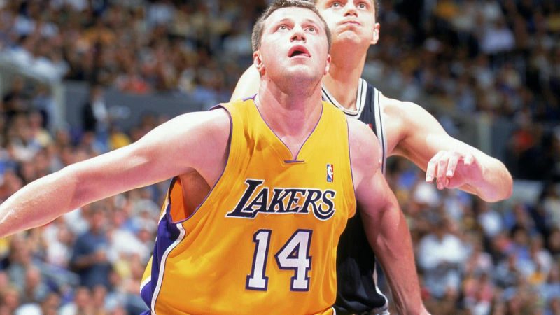 湖人赠送斯拉瓦-梅德韦登科替代冠军戒指，因为他卖掉了自己的戒指来援助乌克兰