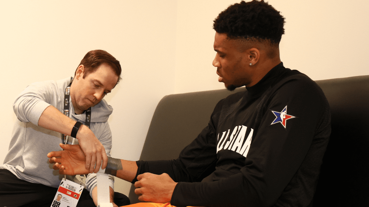 吉安尼斯-安特托孔波的最新伤情：据报道，雄鹿球星可能因手腕扭伤而缺阵