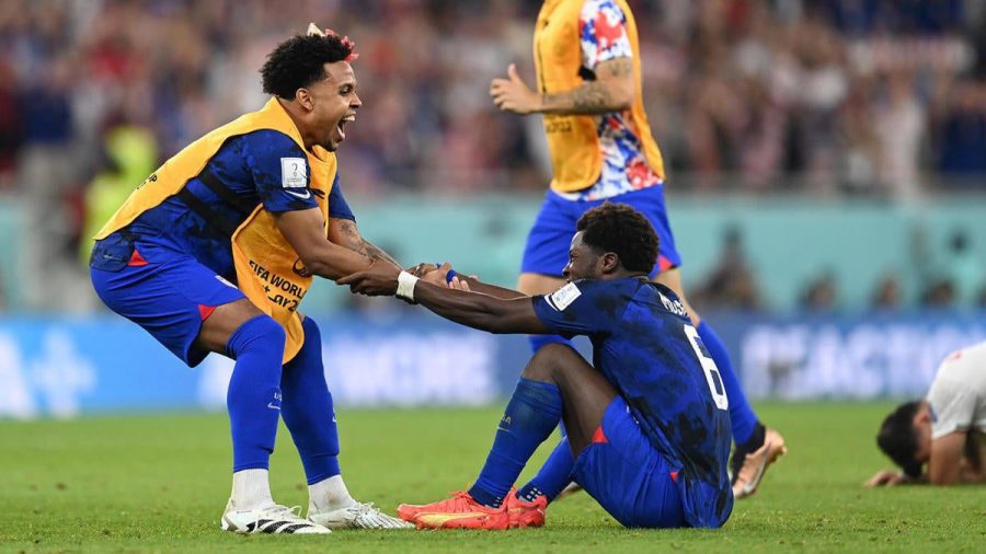 2022年世界杯,美国的尤努斯-穆萨、韦斯顿-麦肯尼、泰勒-亚当斯组成的 “MMA “中场提供了成功的蓝图