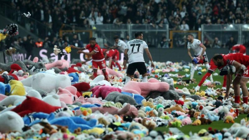 土耳其贝西克塔斯俱乐部的球迷为在土耳其和叙利亚遭受地震影响的儿童在球场上扔玩具