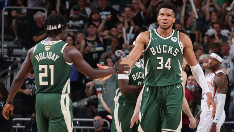 雄鹿队在与活塞队的比赛中没有吉安尼斯和霍乐迪出场