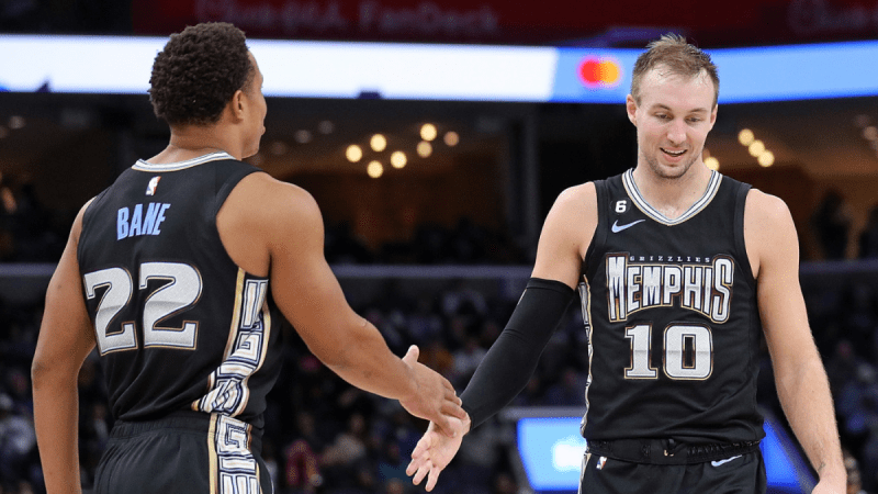 灰熊队的卢克-肯纳德投进10个三分球，打破了单场最多三分球的专营记录