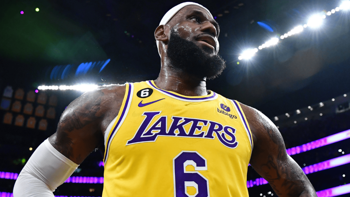 勒布朗-詹姆斯在创造得分记录后吹捧自己是史上最伟大的球员：