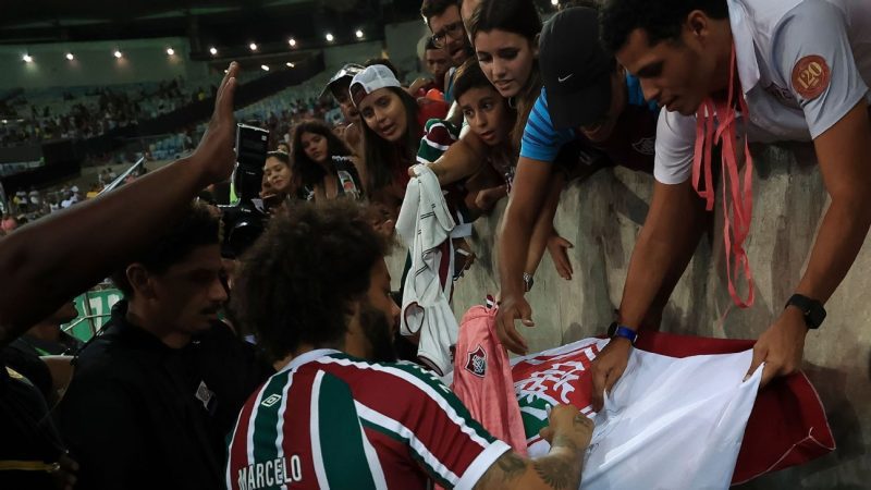 3万名球迷在弗鲁米嫩塞回归时迎接马塞洛