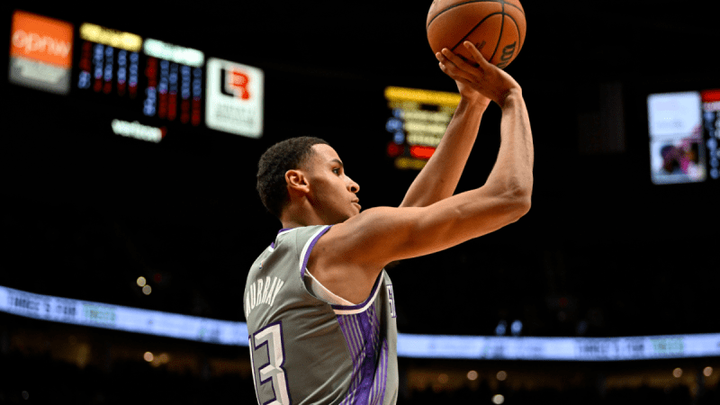 国王队继续收获起草基冈-穆雷的好处，他现在拥有NBA的新秀三分球记录