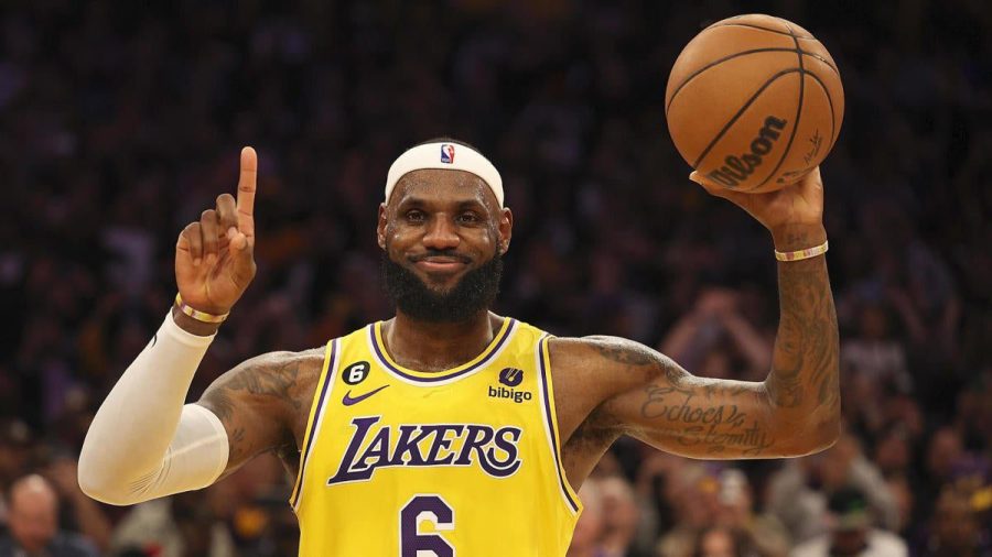 勒布朗-詹姆斯在打破得分记录后吹捧自己为GOAT：