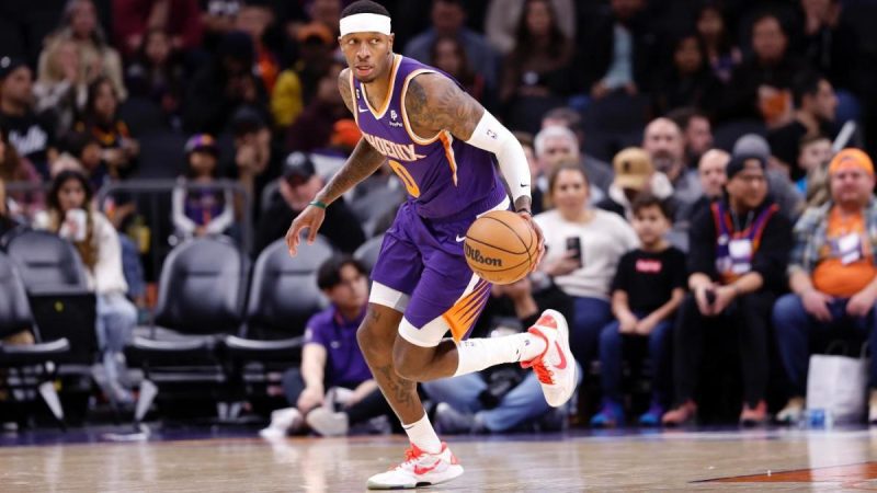 观察,太阳队的托雷-克雷格在与雄鹿队的吉安尼斯-安特托孔波相撞后掉了牙齿