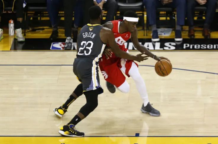 金州勇士队对多伦多猛龙队的预测,勇士队主场作战，猛龙队本赛季表现艰难