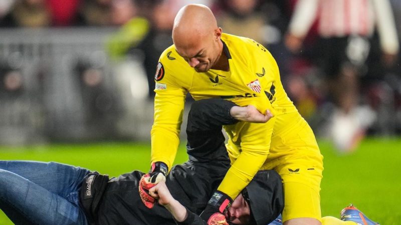 塞维利亚门将马尔科-德米特罗维奇在球场上被球迷袭击，欧足联展开调查