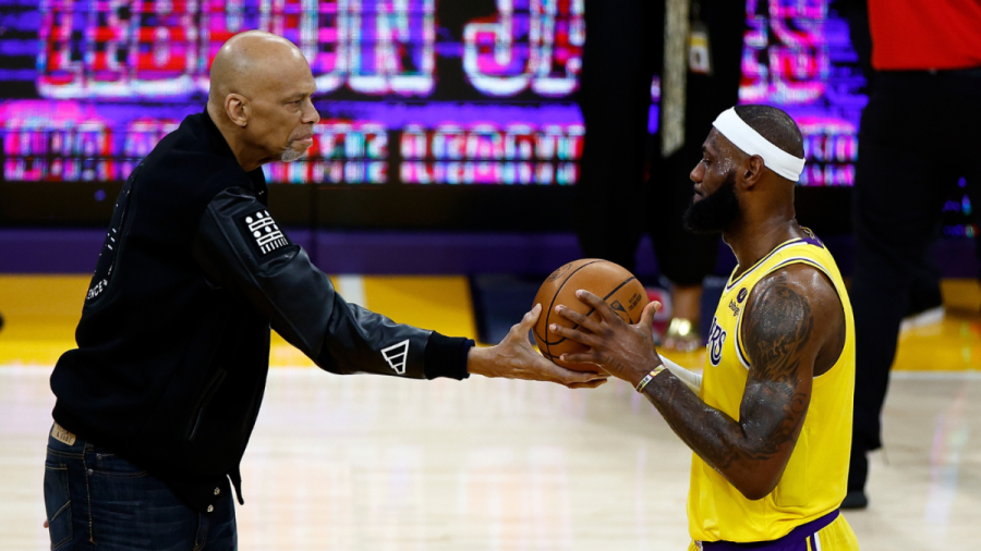 勒布朗-詹姆斯在同一个神奇的夜晚超越了卡里姆-阿卜杜勒-贾巴尔和迈克尔-乔丹