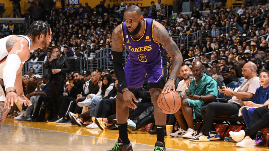 湖人队成为近二十年来第一支以2-10的成绩开局并以胜利结束的球队