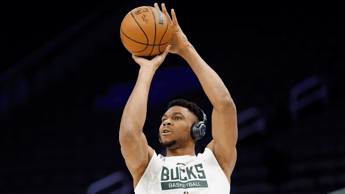 雄鹿队的吉安尼斯-安特托孔波因右膝受伤离开了对阵热火的比赛