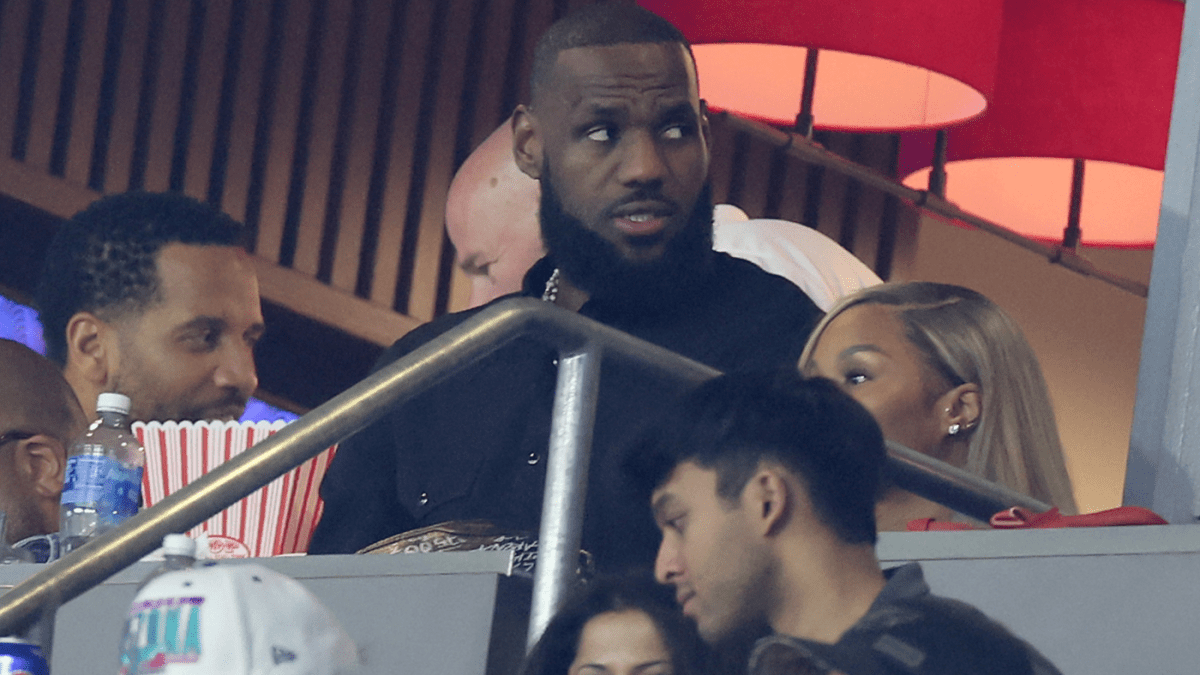 勒布朗-詹姆斯针对超级碗裁判的扣球判罚提出了最新的裁判批评