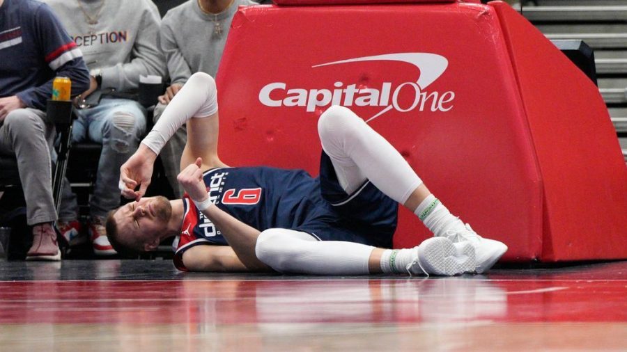 奇才队的波尔津吉斯因左脚踝扭伤而休战