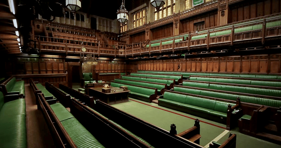 英国国会议员斯科特-本顿在博彩事件后被停职