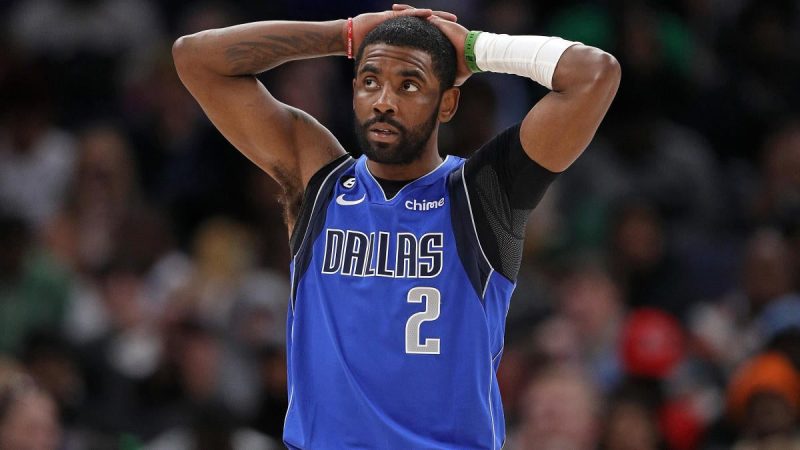 凯里-欧文伤情更新：小牛队球星穿上步行靴离开赛场，但希望能在与勇士队的比赛中出场