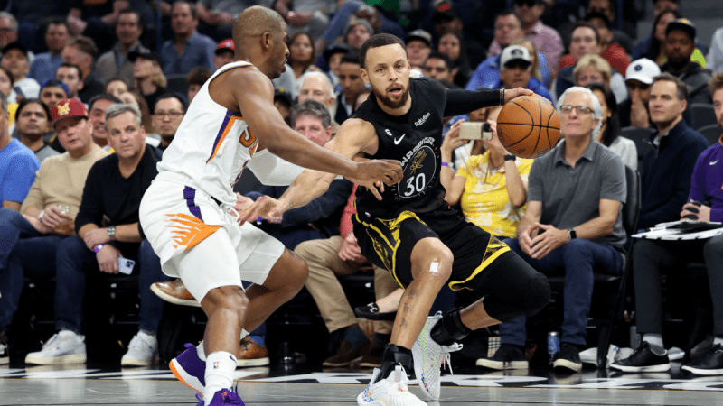 斯蒂芬-库里在勇士队战胜太阳队的比赛中似乎在嘲笑克里斯-保罗：