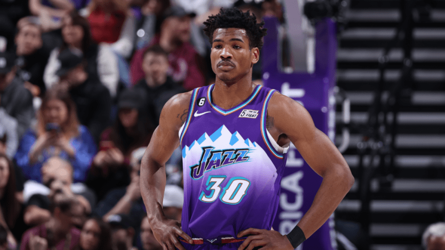 爵士队新秀奥查伊-阿格巴吉谈在堪萨斯大学的时光，在他的第一场比赛前被交易，并试图对人扣篮